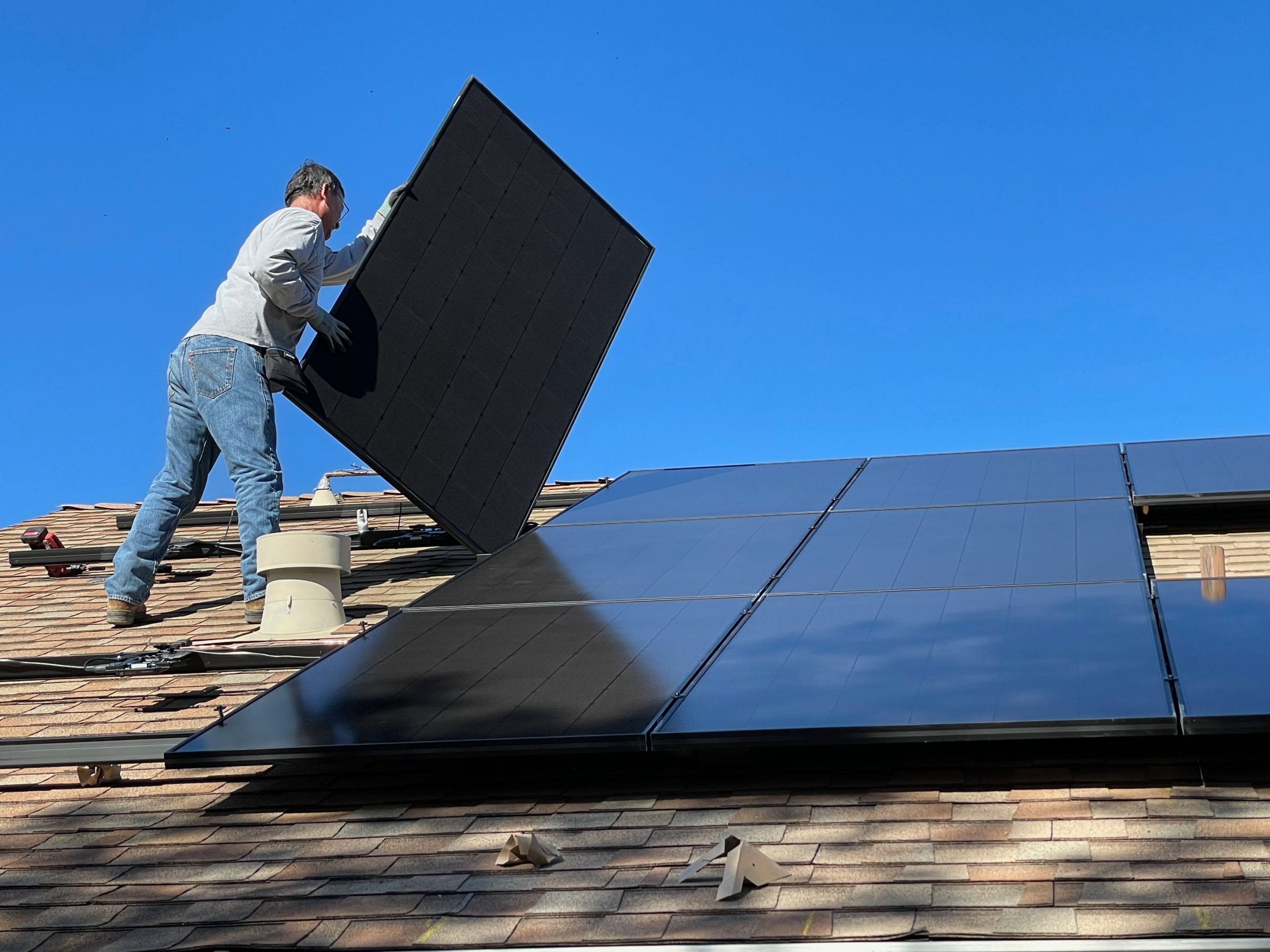 Montaggio dei pannelli solari su tetto
