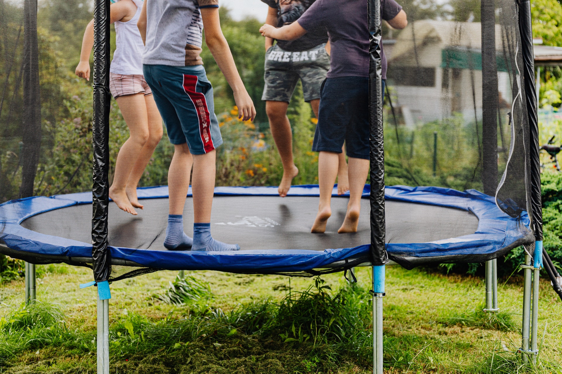 Bambini saltano sul trampolino elastico